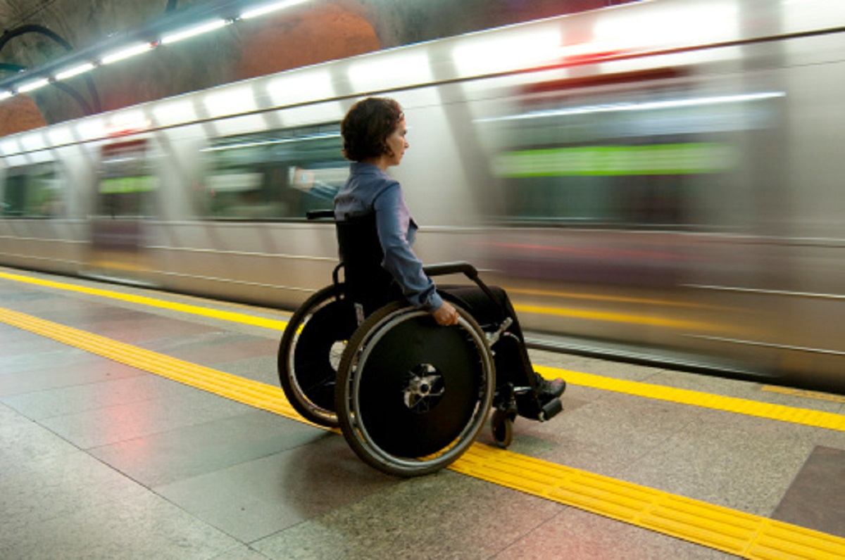 Osoba z niepełnosprawnością na peronie